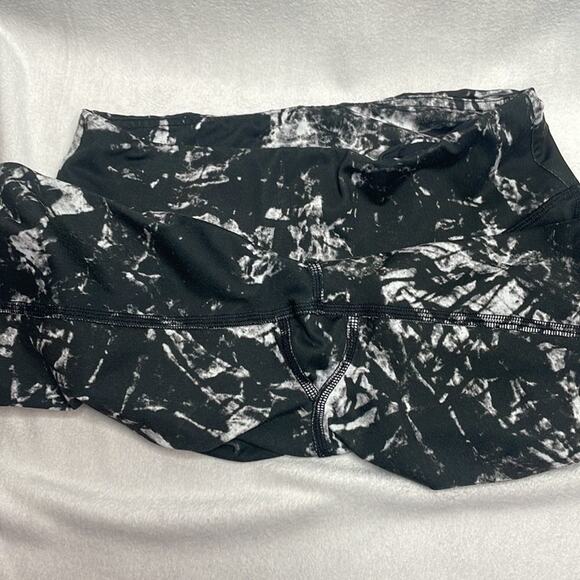 ALO Yoga Black and White marbled top and Black Bottom Leggings Size XS - Picture 6 of 6